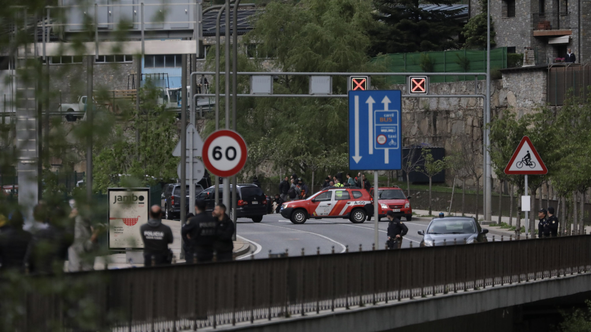 Els cossos d'emergència en el punt on es va trobar el cos