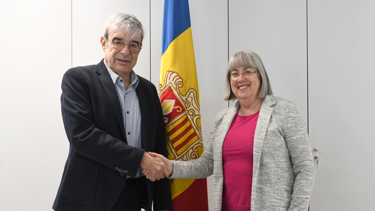 Ladislau Baró i Àngels Mach signant el conveni