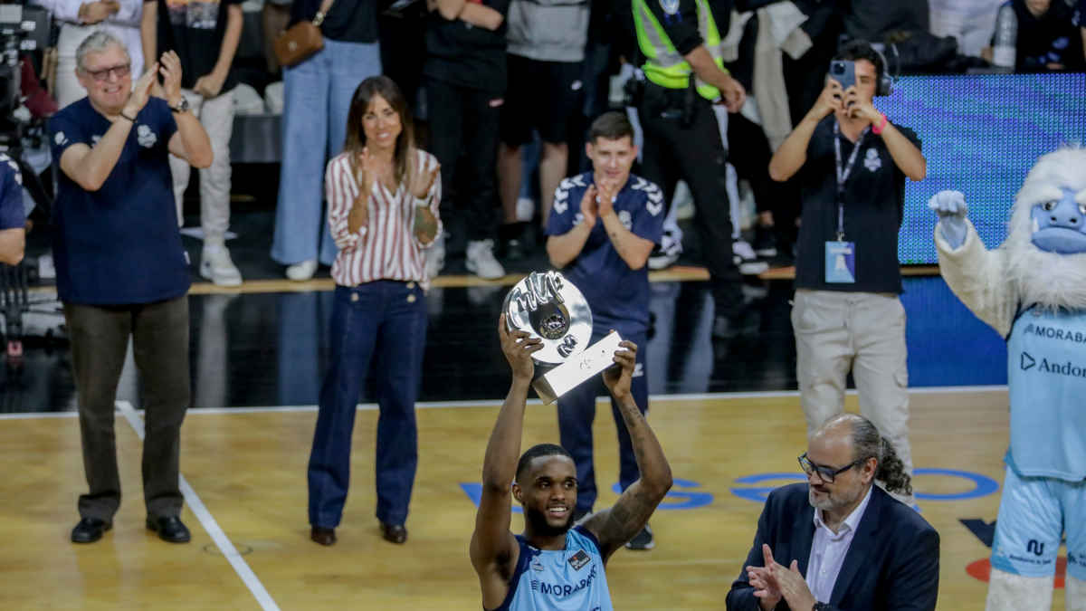 Montero amb l’MVP del mes d’abril.