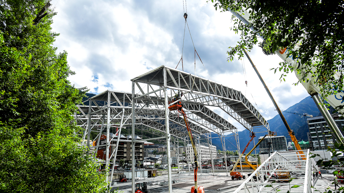 Muntatge de la carpa del circ del sol.
Foto: Fernando Galindo
