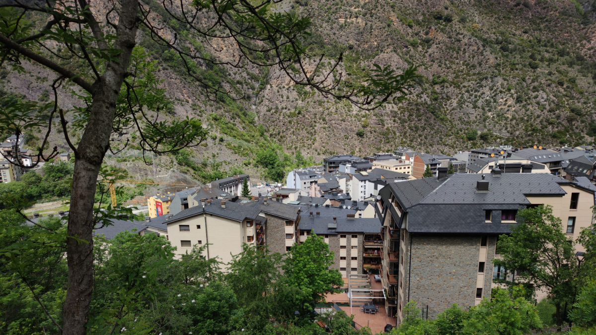 Urbanització de Camp de Perot on està el bloc on s'ha produït la caiguda de la parella de joves al buit