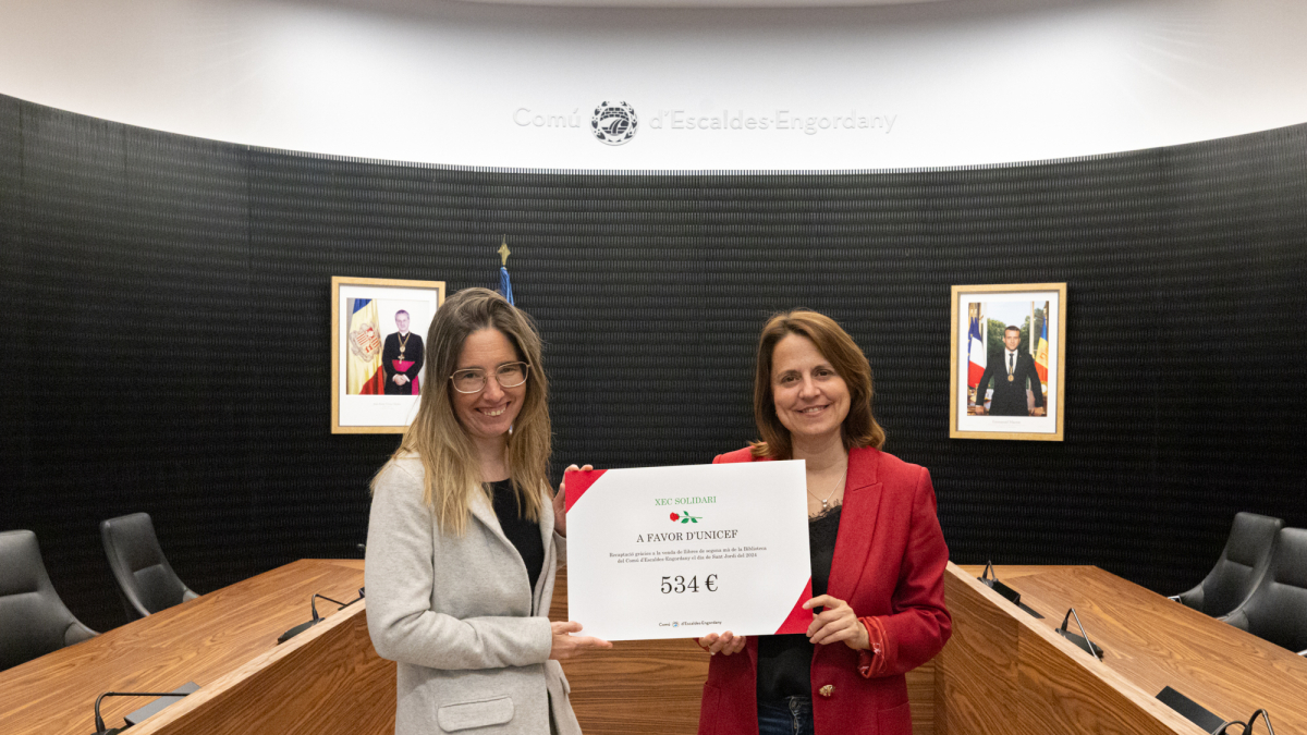 La cònsol major, Rosa Gili, fent l'entrega del xec