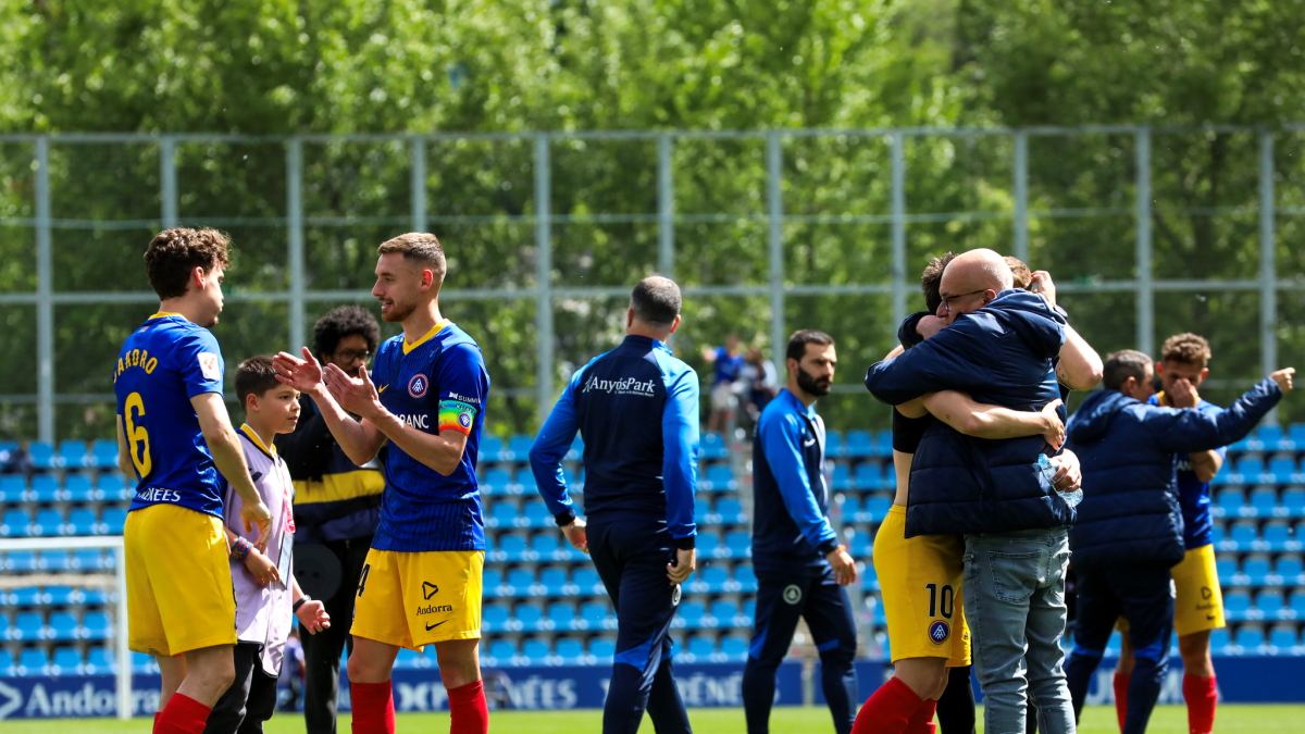 Jandro, Molina i l’abraçada entre Bufa i Iván Gil escenifiquen l’alleujament de dissabte.