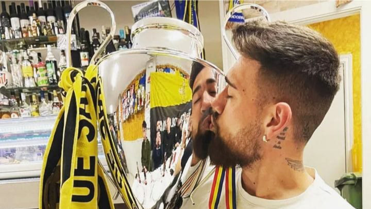 Christian García celebra el títol amb un petó a la copa de campió de la Lliga Multisegur.