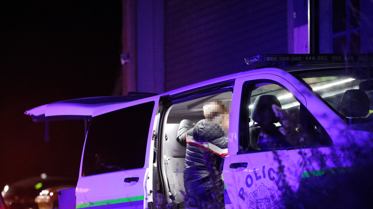 Un conductor passant la prova d’alcoholèmia al furgó policial.