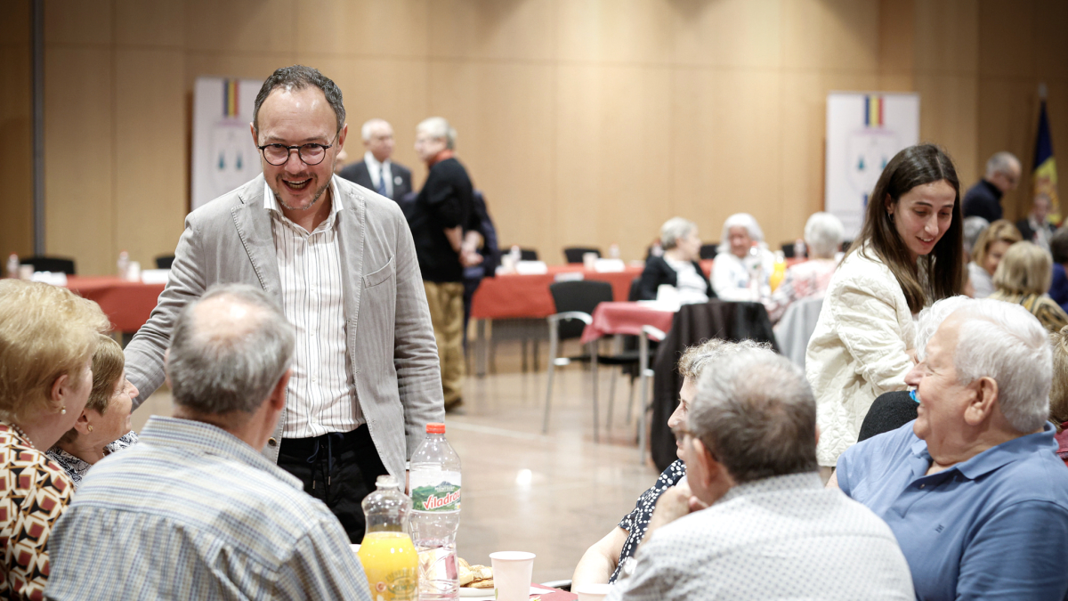 Espot i Losada, parlant amb la gent gran.