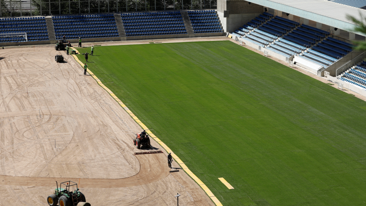 Instal·lació de la gespa natural de l’Estadi Nacional al 2022