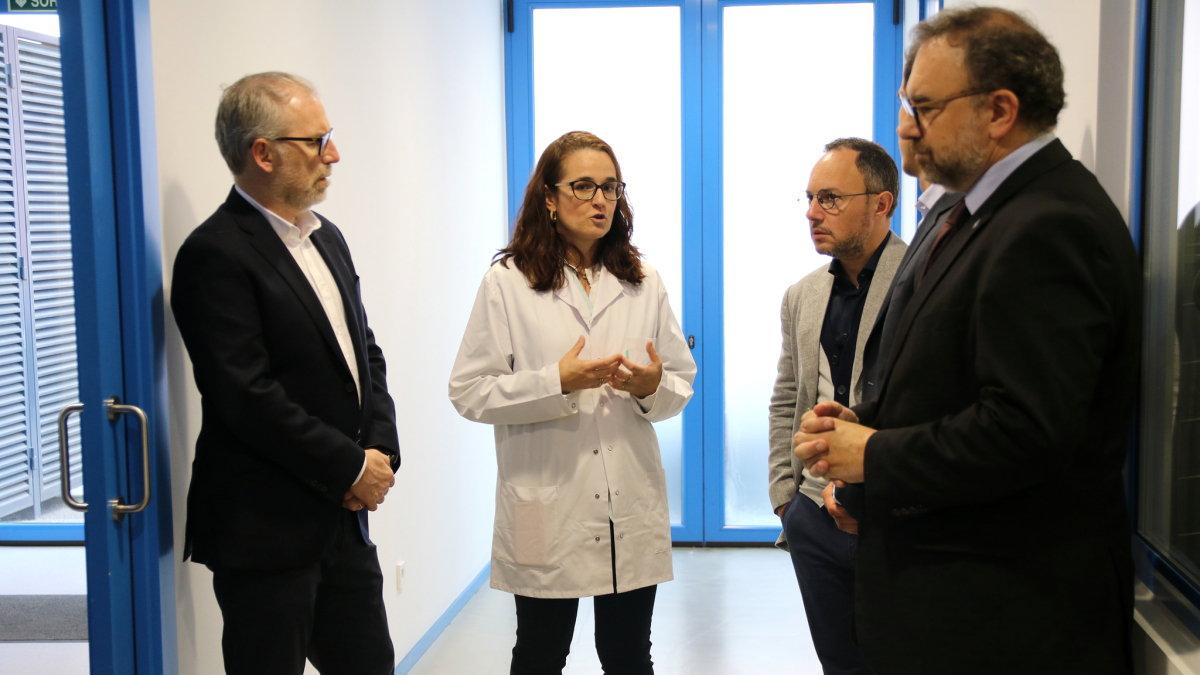 El cap de Govern durant la visita al laboratori de Cellab.