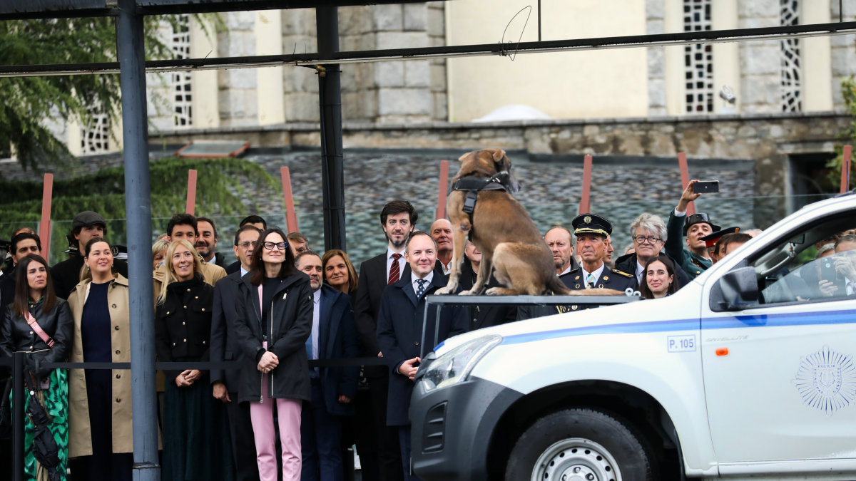 Les autoritats observant un dels protagonistes de la festivitat, un gos policia.