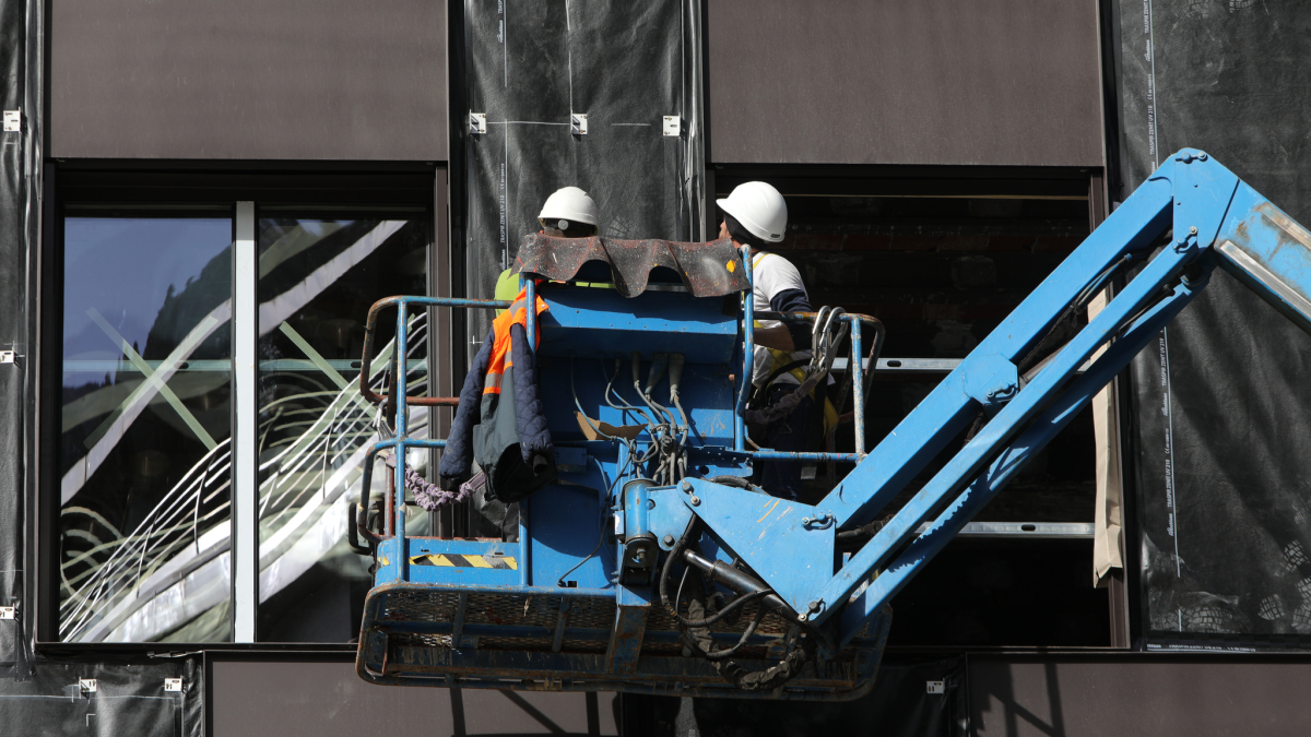 Operaris treballant en una grua.