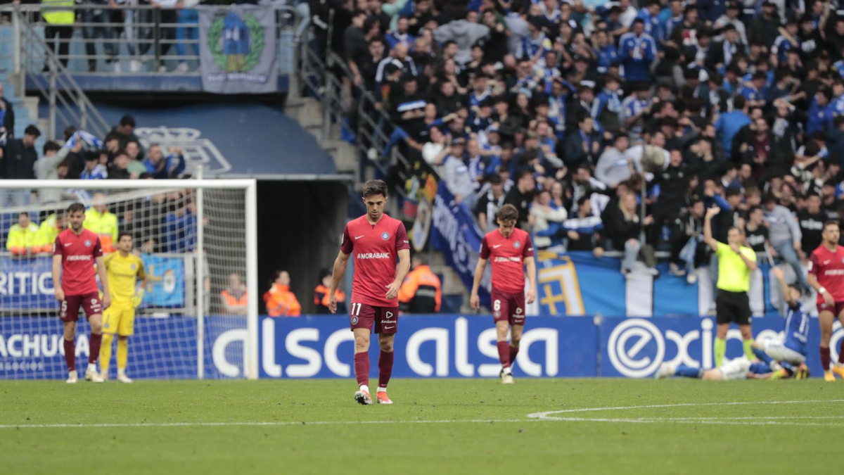La decepció dels jugadors de l’Andorra en consumar-se el descens ahir al camp de l’Oviedo.