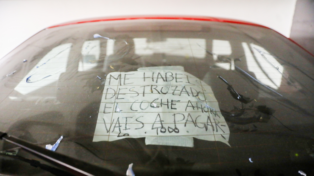 Missatge a la lluna posterior del vehicle destrossat a la planta -3 de l’aparcament.
