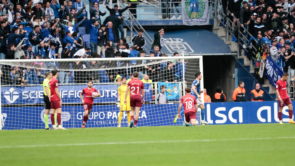 Els jugadors tricolors, després d’encaixar un dels gols a Oviedo.