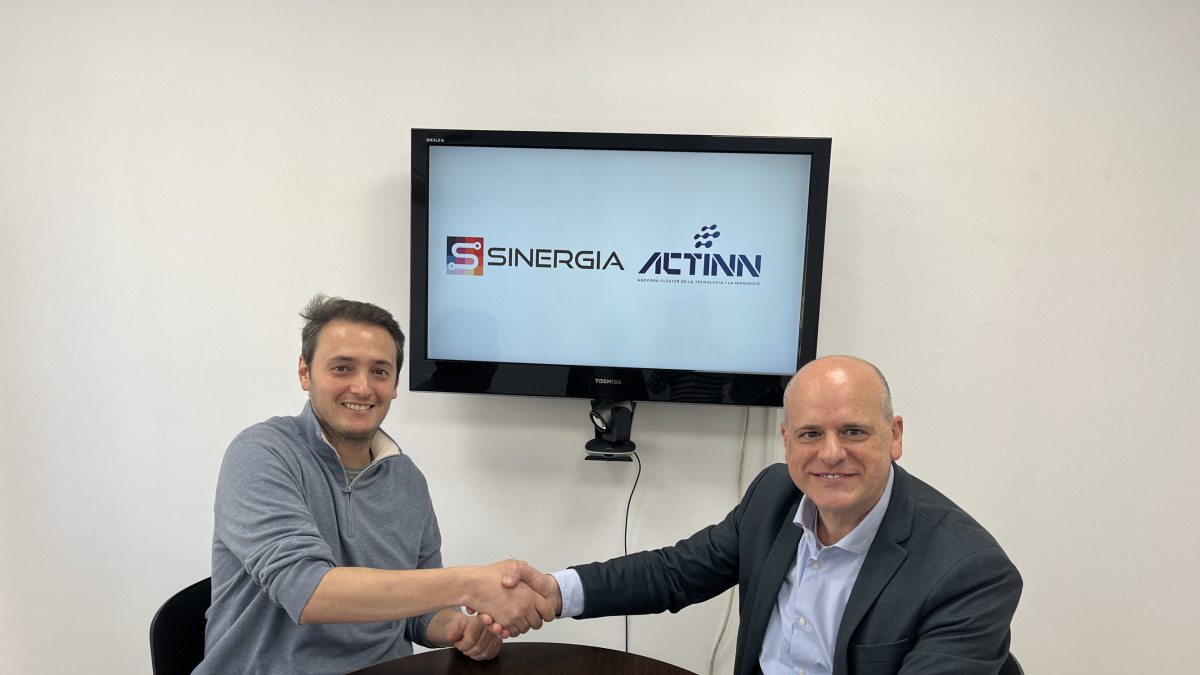 El cluster manager d'Actinn, Ignasi Martín, i el president de Sinergia, Jordi Ortíz, signen l'acord de col·laboració