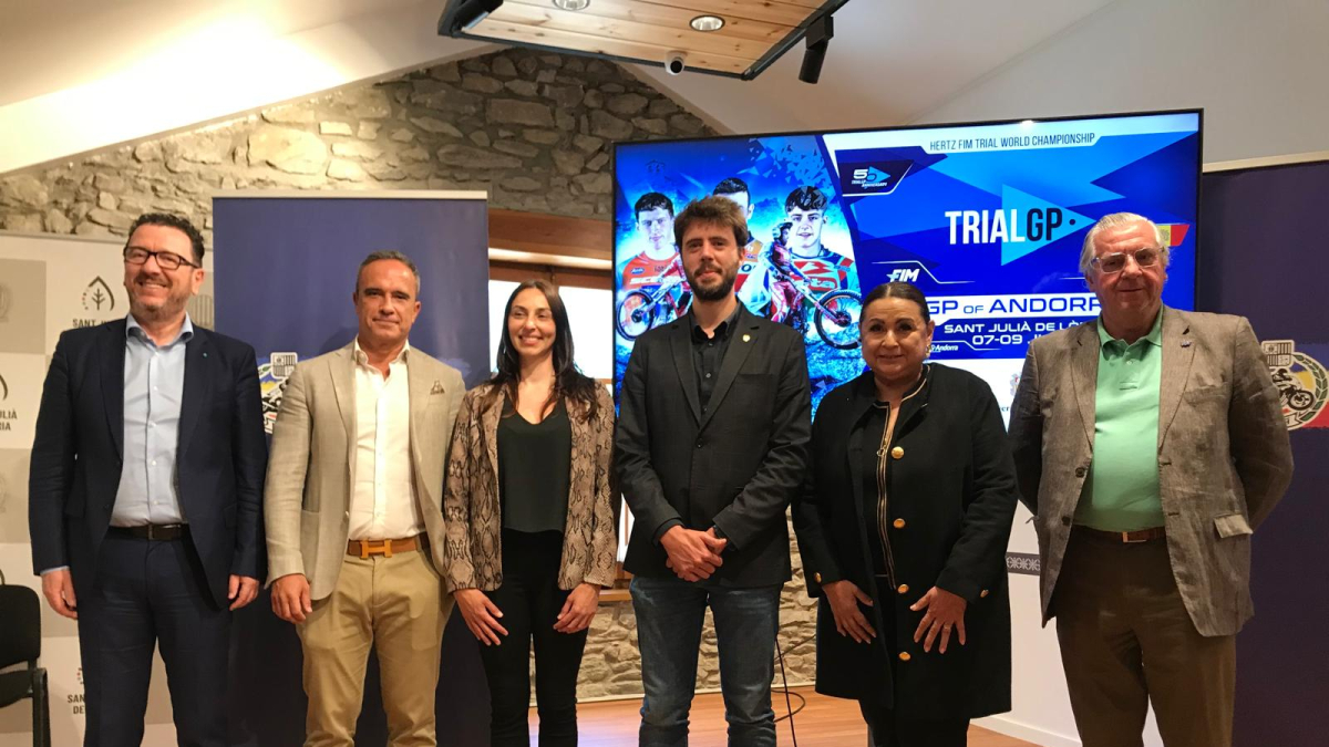 Betim Budzaku, Alain Cabanes, Natàlia Gallego, el cònsol lauredià Cerni Cairat, Ignasi Verneda (FIM) i Kattia Juárez (sostenibilitat de la FIM) en la presentació de la prova