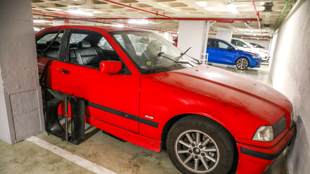 Degradació a l’aparcament de Prat de la Creu.