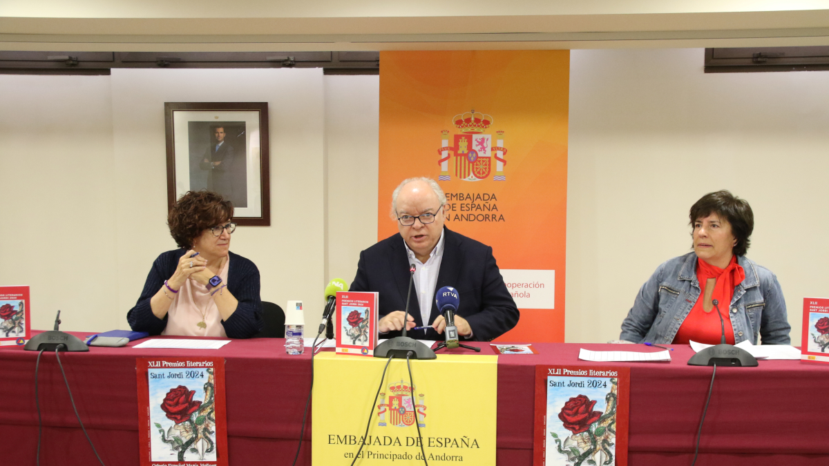 La consellera d'Educació de l'Ambaixada d'Espanya a Andorra, María Dolores López Sanz, i l'ambaixador d'Espanya a Andorra, Carlos Pérez-Desoy durant la presentació dels XLII Premis Sant Jordi 2024