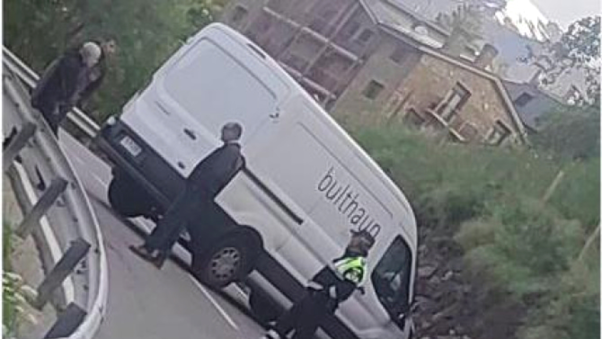 La furgoneta encastada, ahir.