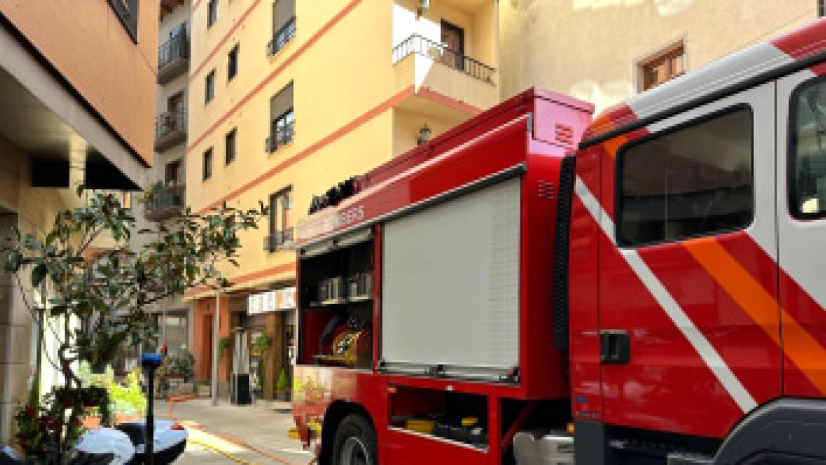 Incendi en un edifici del carrer La Llacuna