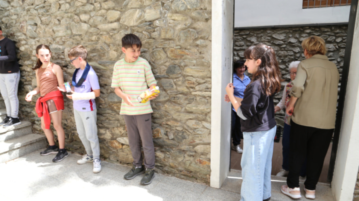 Escolars lauredians, ahir a la recollida.