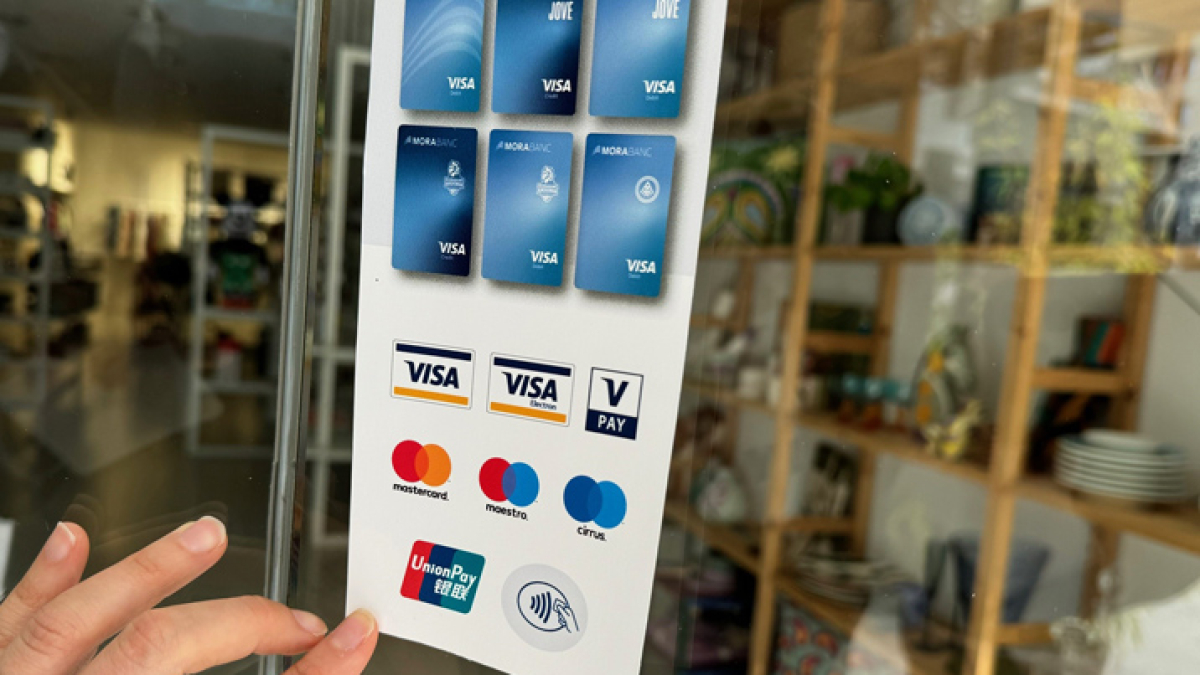 Un local amb un avís de la tipologia de targetes que accepta