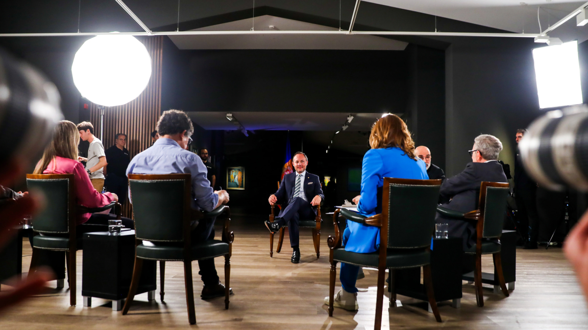 Responsables de mitjans de comunicació van interpel·lar el cap de Govern a l’entrevista organitzada per ATV.