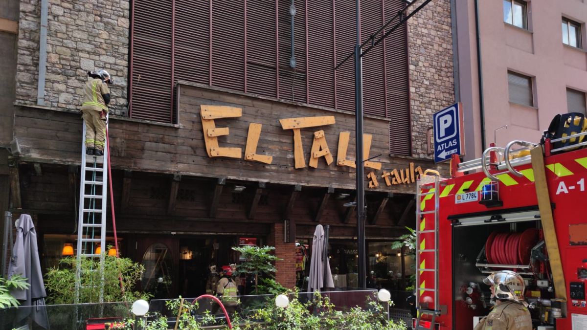 Els bombers treballant per apagar el foc del restaurant del carrer Bonaventura Riberaygua