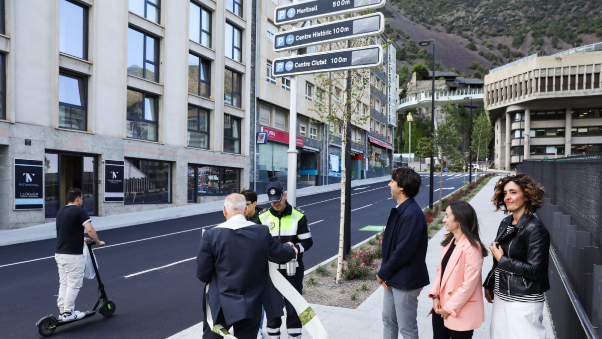 Un patinet elèctric ha estat el primer vehicle a circular pel nou carrer Doctor Vilanova aquesta tarda