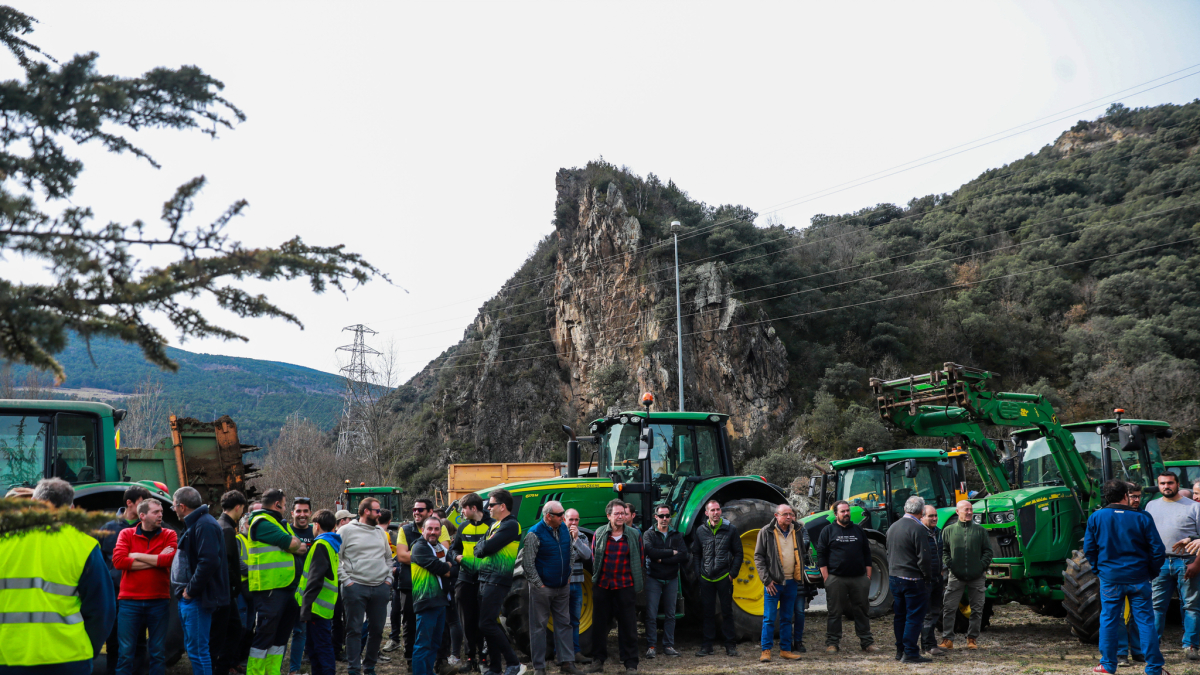 Pagesos tallant l'accés a Andorra en una protesta anterior