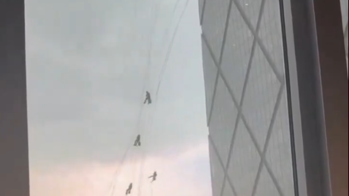 Treballadors de Beijing suspesos a l'aire
