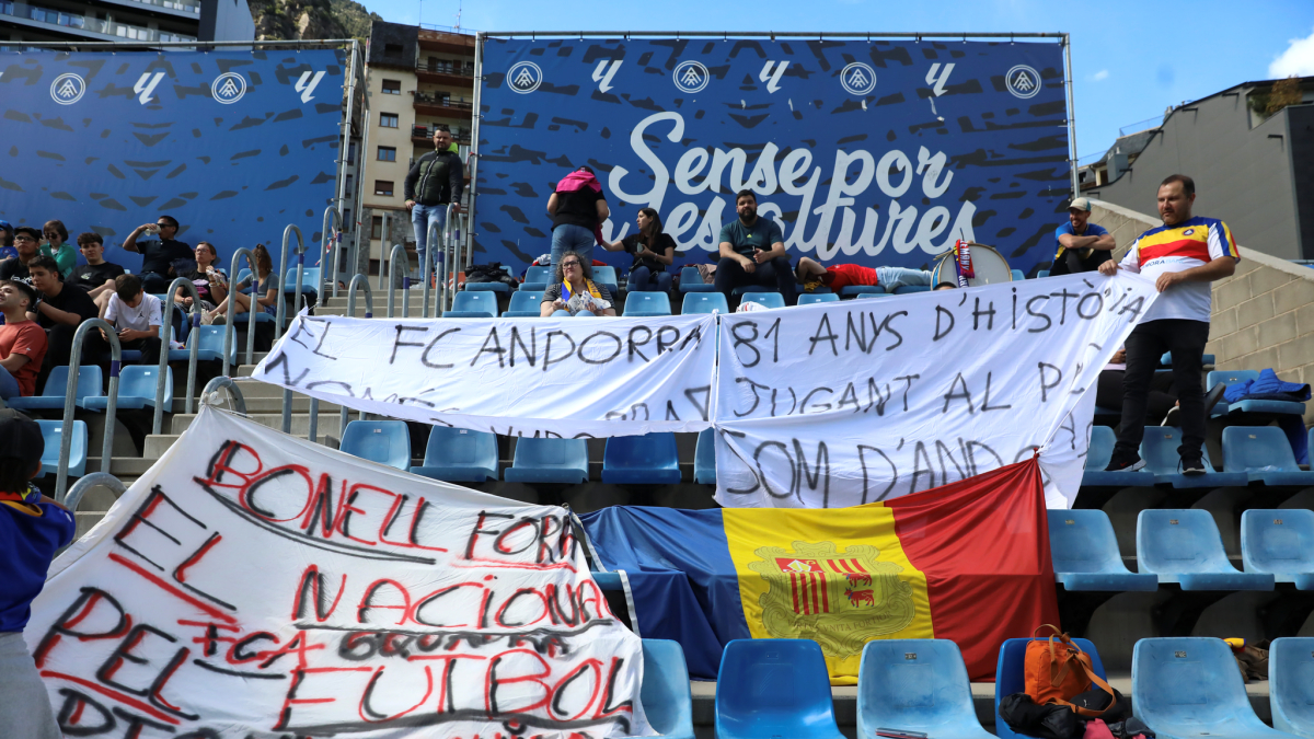 Pancartes mostrades a l’Estadi Nacional.