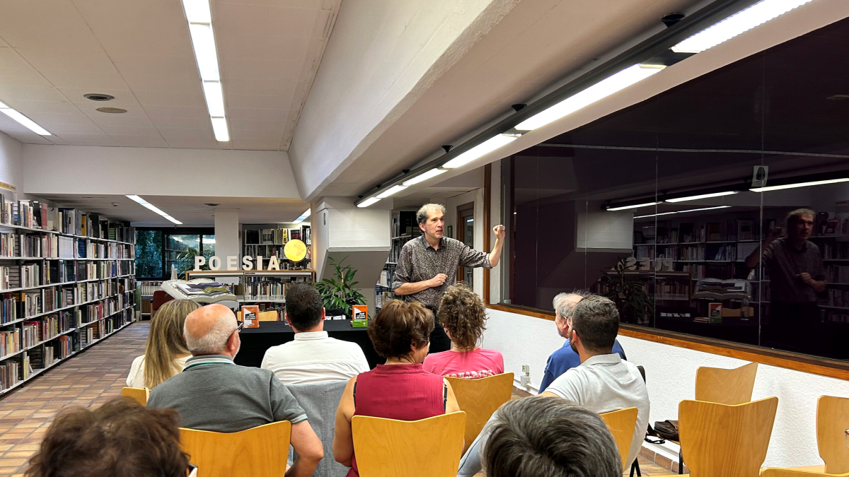 Les biblioteques acullen xerrades, com aquesta de Joan-Lluís Lluís.