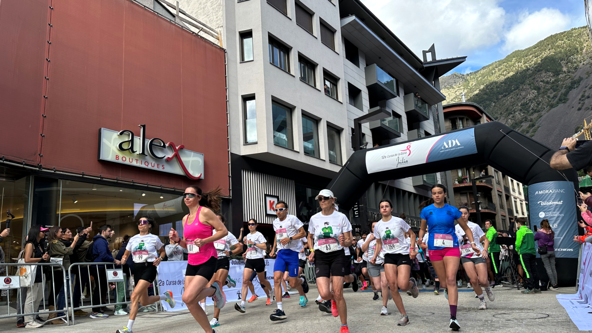 Participants en la cursa de la dona.