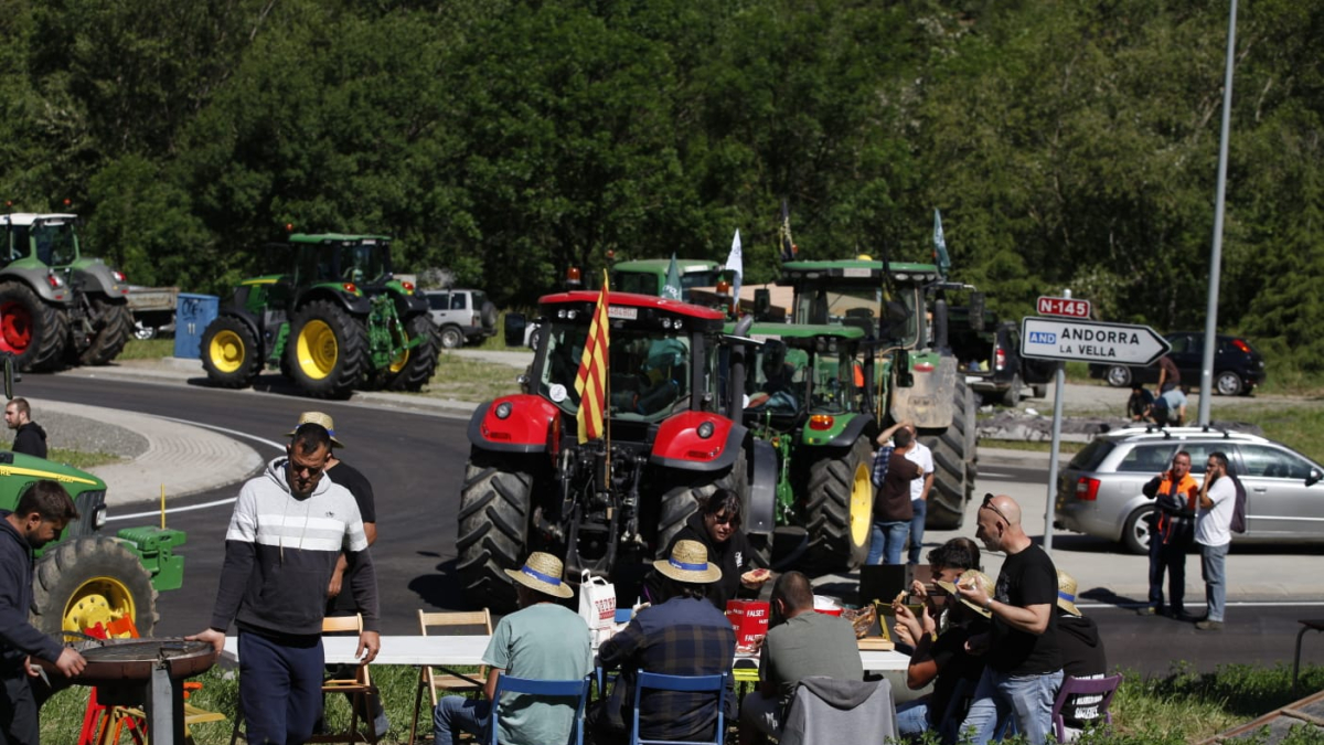 Parada de roba de Revolta Pagesa al campament del tall de l'accés a Andorra