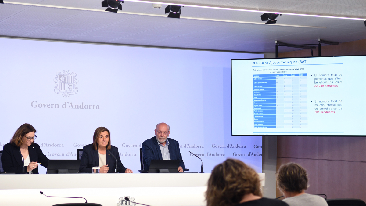 La ministra Trini Marín amb els directors d'Afers Socials en la presentació d'aquest matí