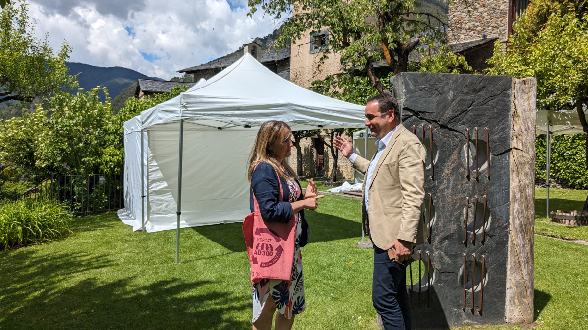 El conseller de Turisme i Esports d'Ordino, Jordi Serracanta, a l'escenari on tindrà lloc el mercat: casa Rossell.