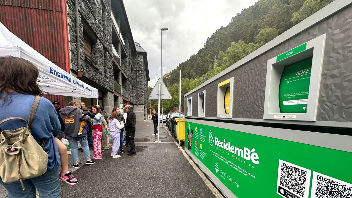 Trobada amb els veïns per explicar el funcionament de l’ecoilla.
