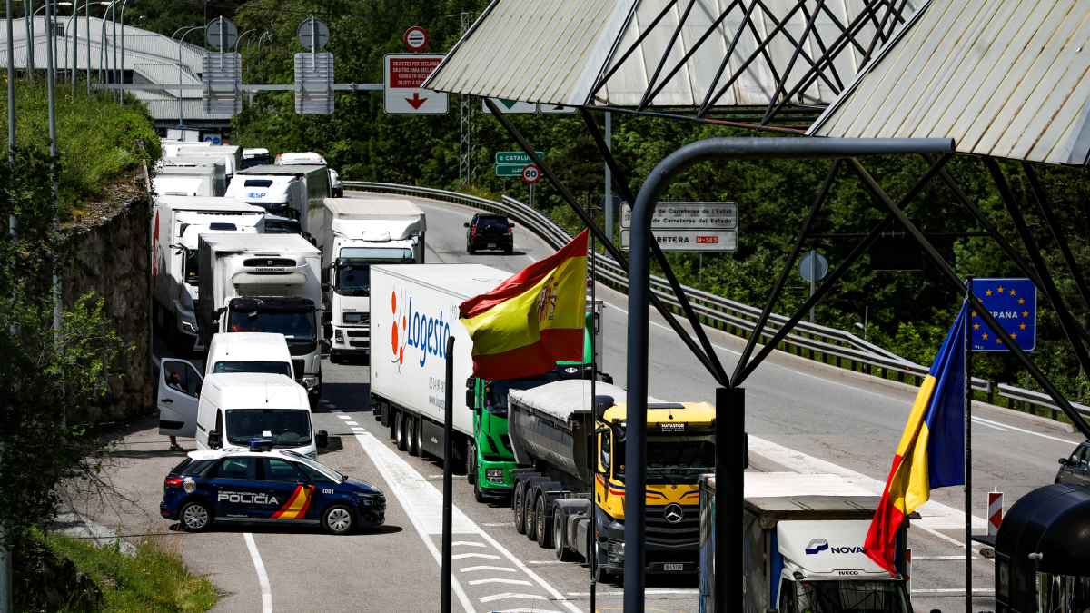 Camions fent cua per entrar mercaderia a Andorra per la frontera del riu Runer
