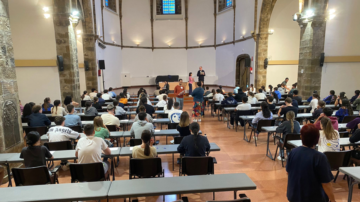 Alumnes examinant-se.