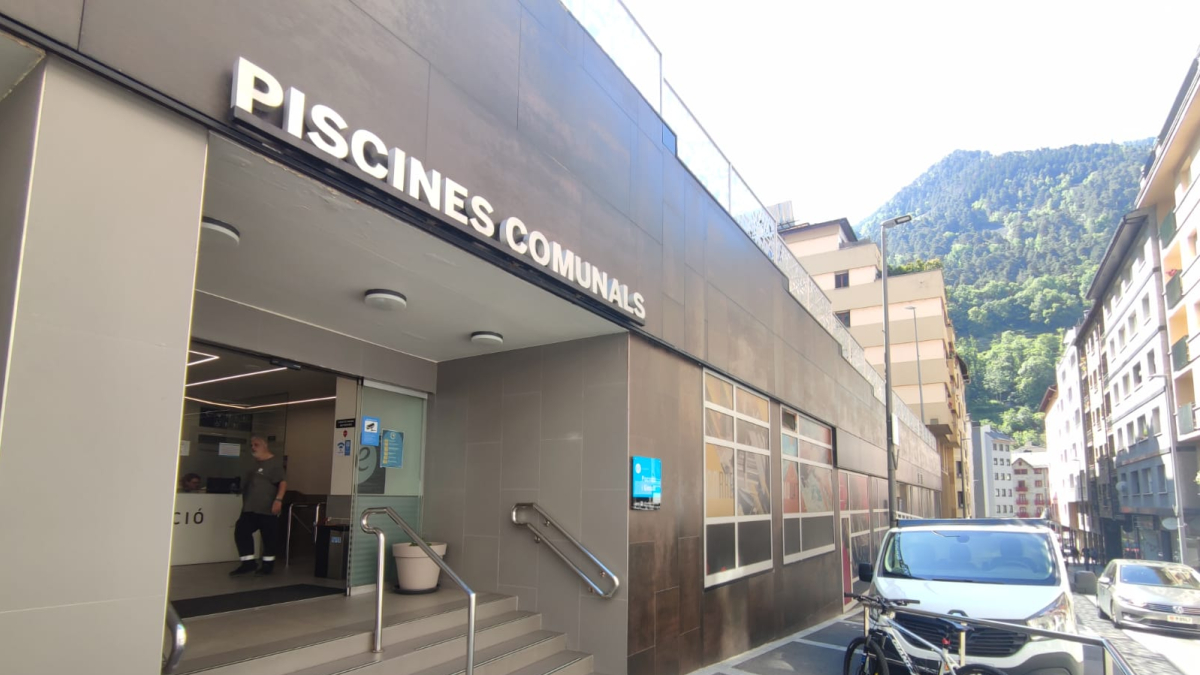 Entrada a les piscines i el gimnàs d'Escaldes aquest matí