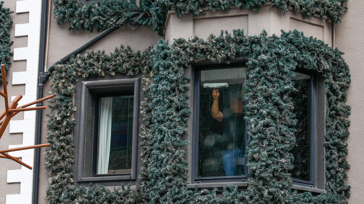 Una treballadora d’una empresa de neteja.