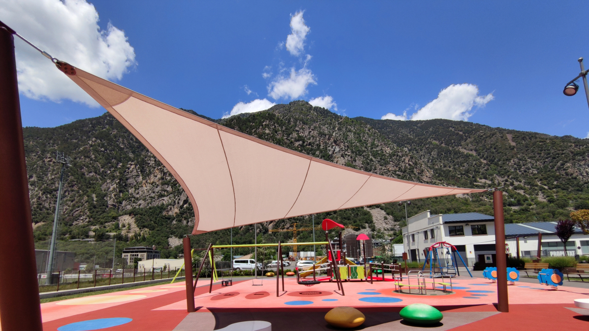 Tendal d’ombreig al Parc Fluvial de la capital.