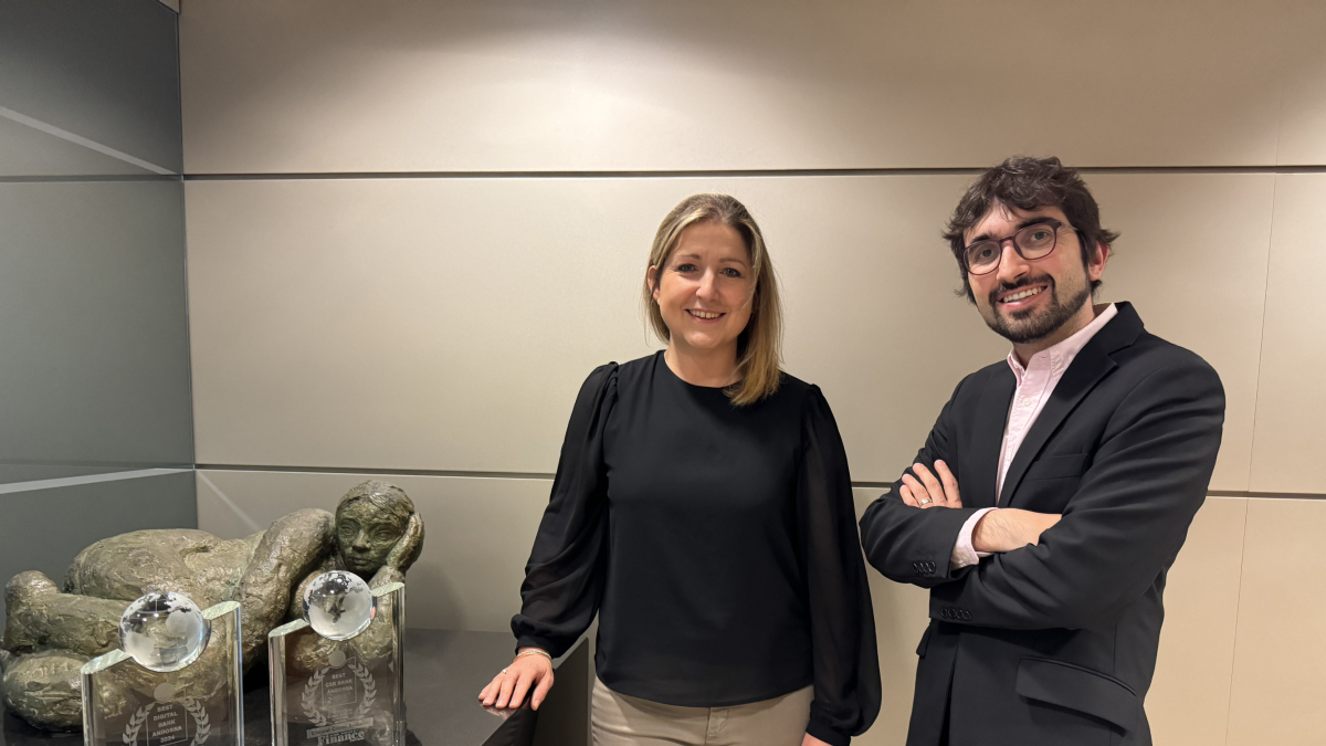 Sandra Sancho, responsable de banca online i nous canals de Creand Crèdit Andorrà, i Martí Alay, director de la unitat de sostenibilitat del banc