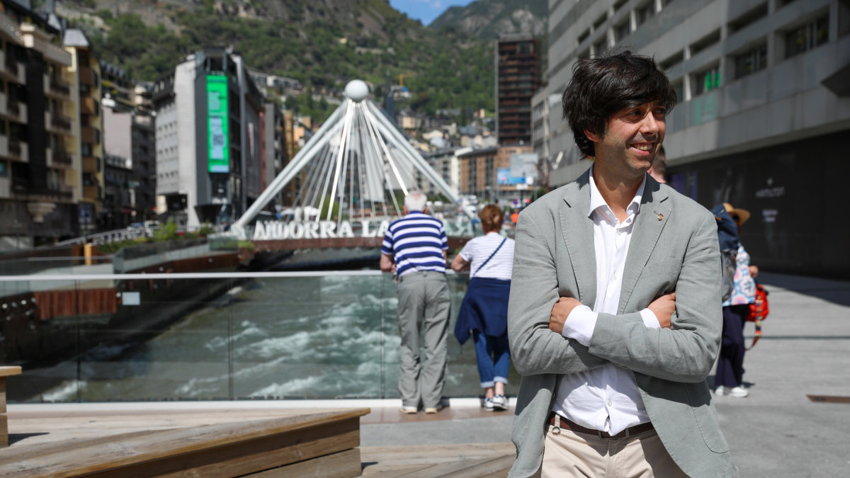 El cònsol major, Sergi González, davant de les fonts de la Rotonda.