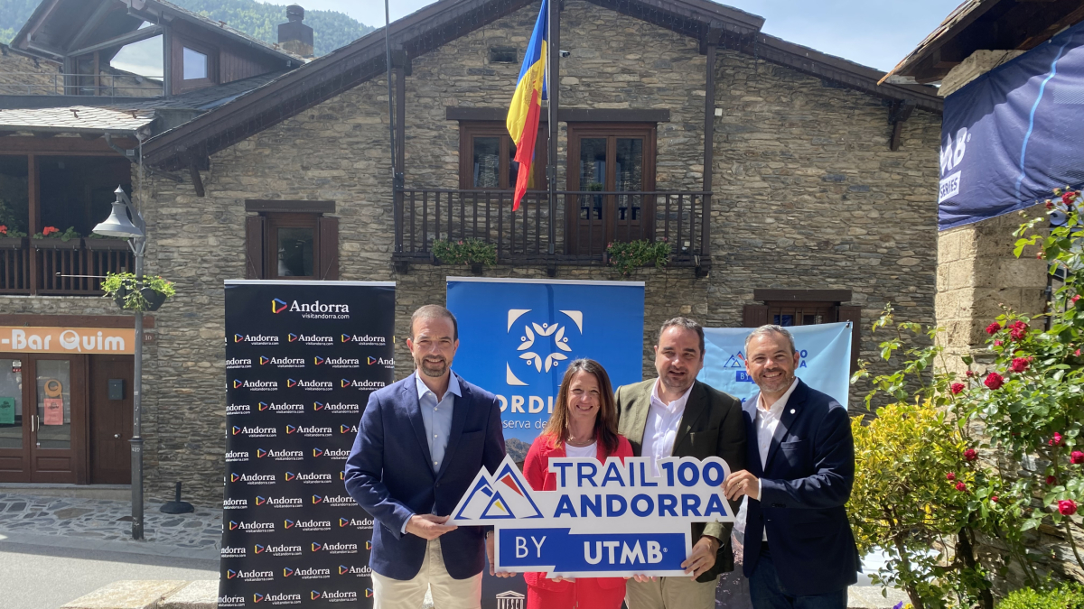 Presentació de la cursa a la plaça Major d'Ordino.