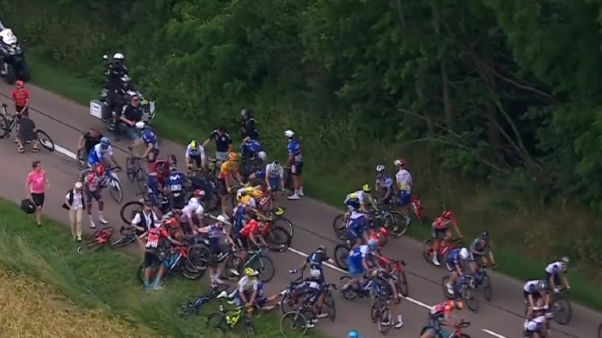 Una imatge de la caiguda dels ciclistes