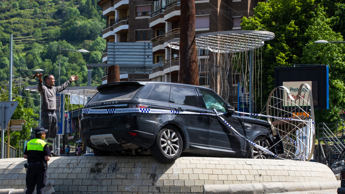 El cotxe accidentat a la rotonda del Funicamp