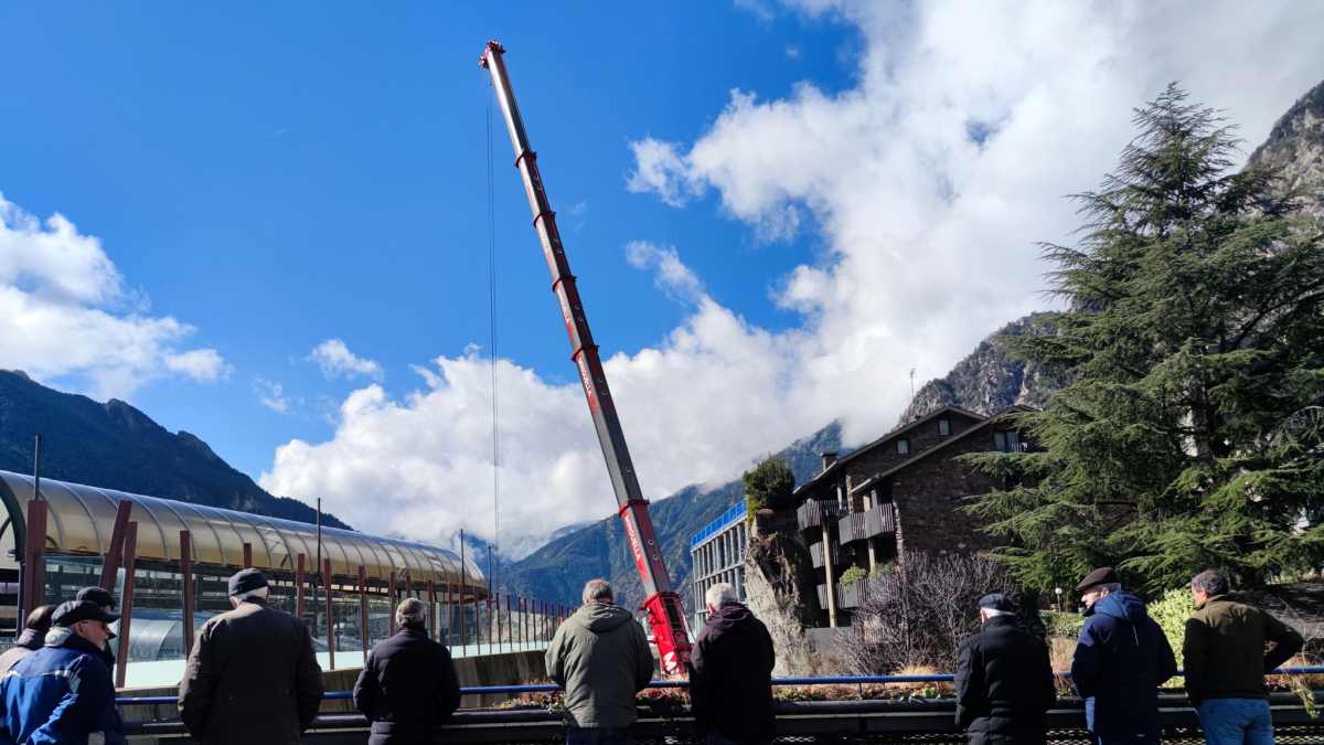 Pensionistes observant unes obres.