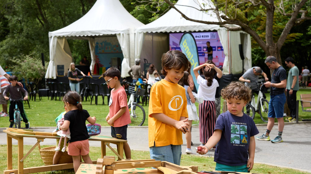 Nens a la Festa del medi ambient.