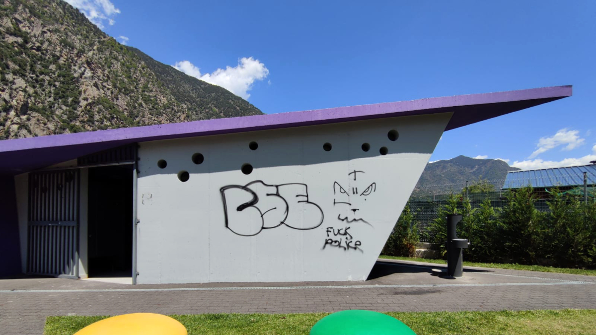 Un dels edificis afectats per les pintades.
